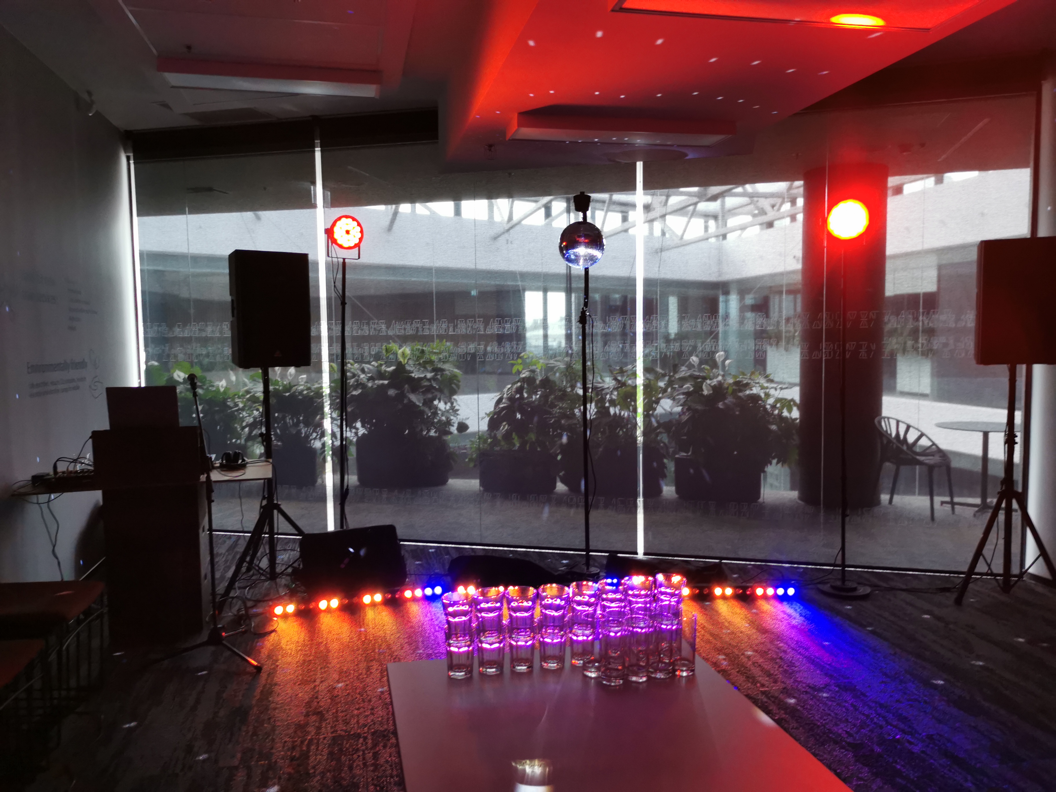 Tematiska ofisa ballīte ar spēlēm un aktivitātēm darbiniekiem disco stilā